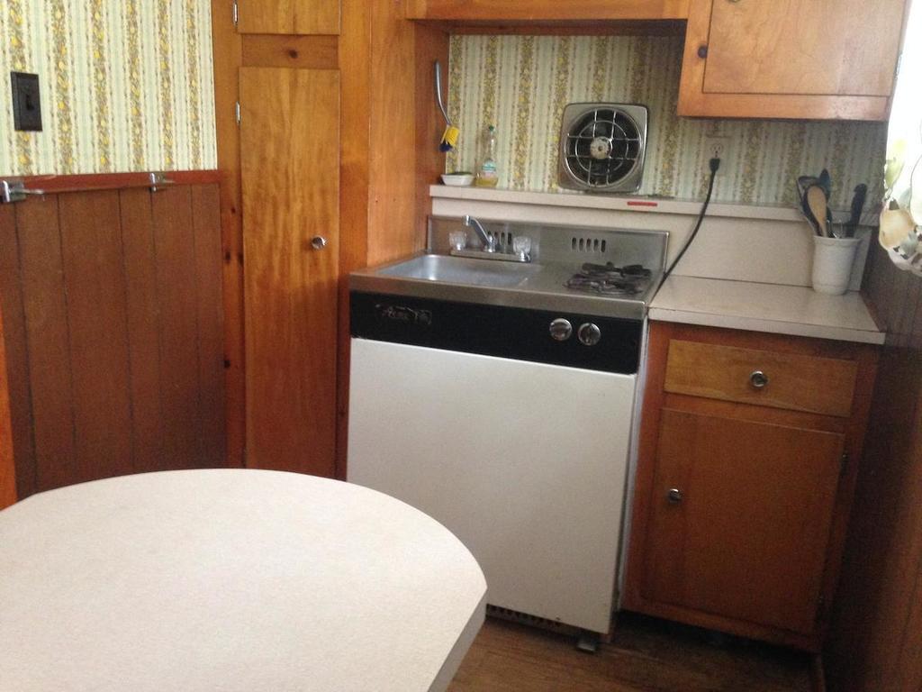 Amber Lantern Two-Bedroom Cottage Lake George Room photo