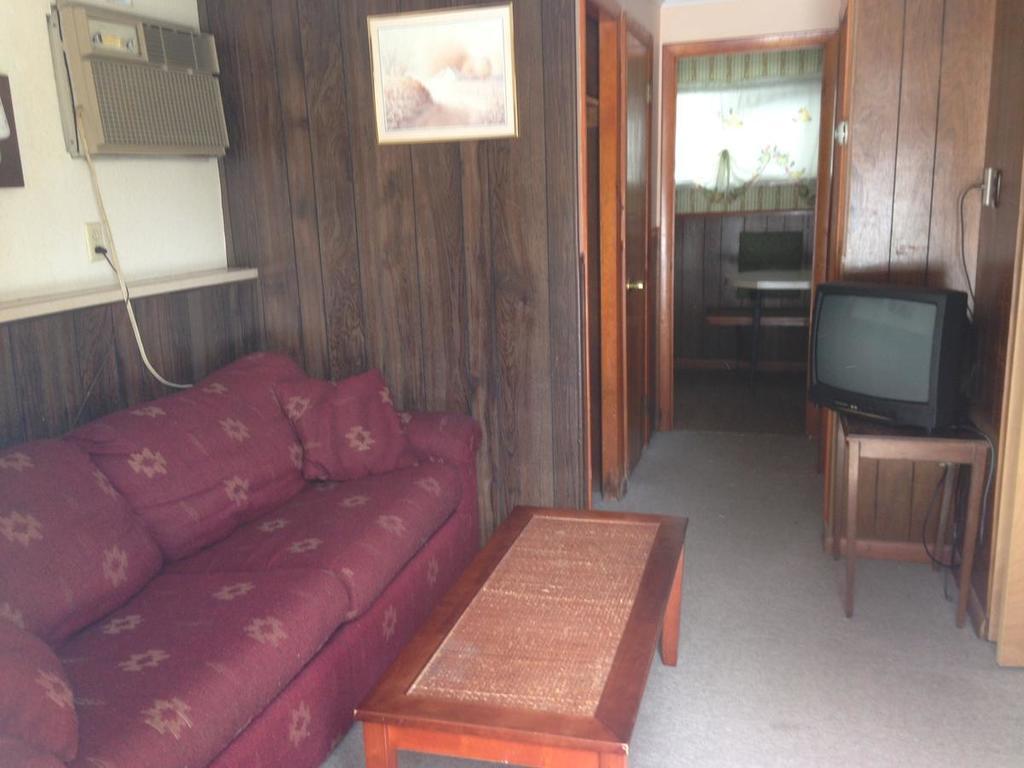 Amber Lantern Two-Bedroom Cottage Lake George Room photo