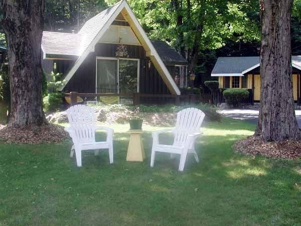 Amber Lantern Two-Bedroom Cottage Lake George Room photo